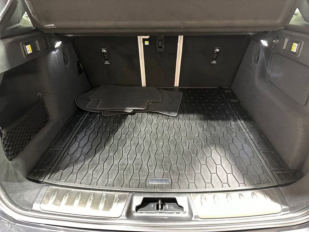 Used 2025 Jaguar F-PACE R-Dynamic S image 23