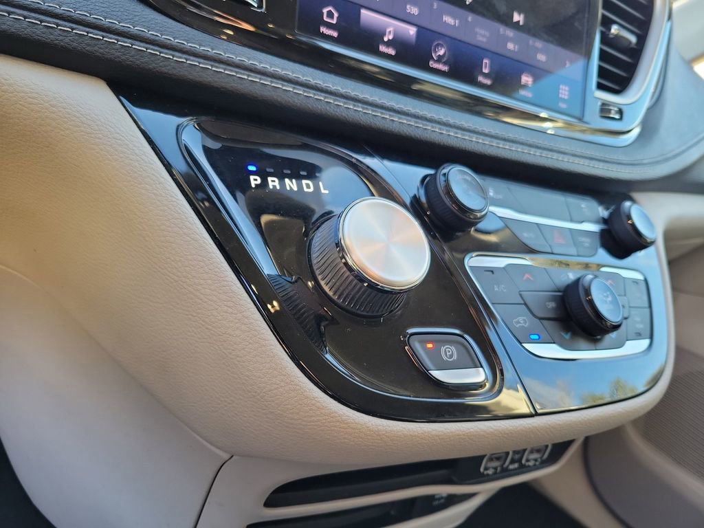 Used 2022 Chrysler Pacifica Touring-L image 25