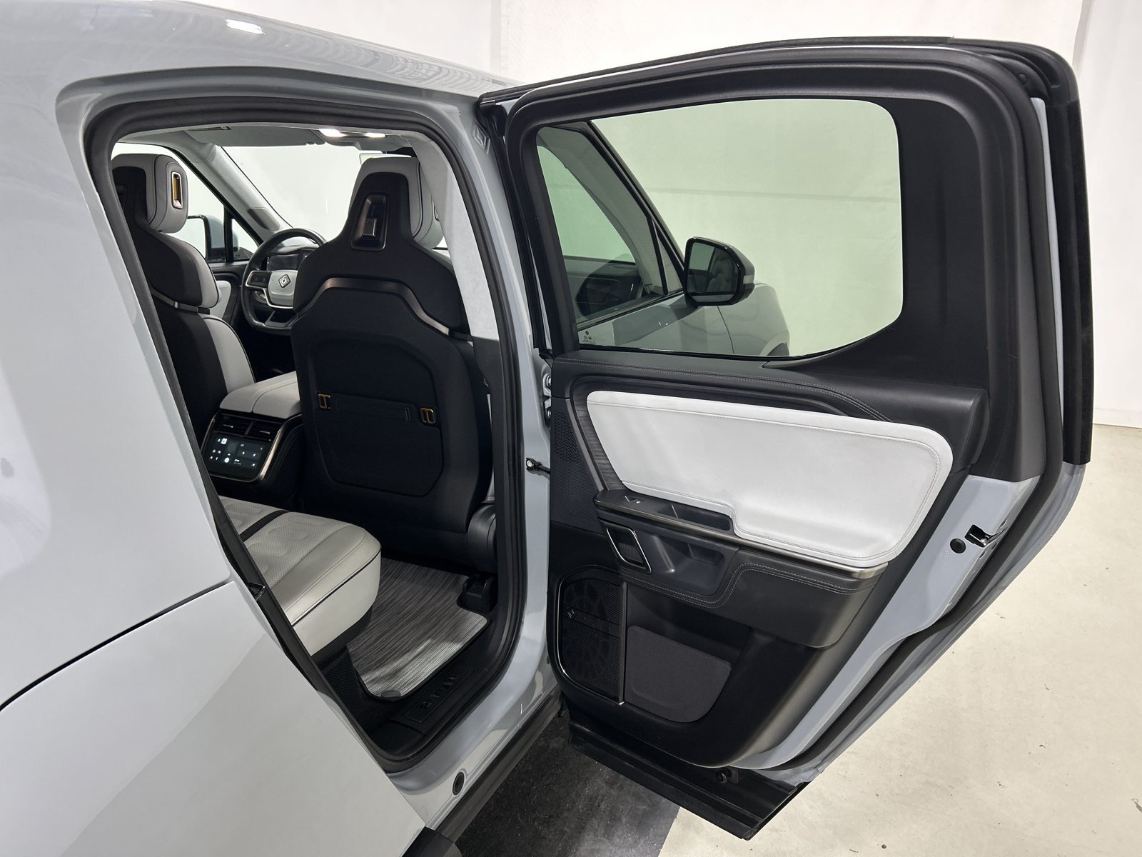 Used 2024 Rivian R1T Adventure Dual AWD/4WD image 19