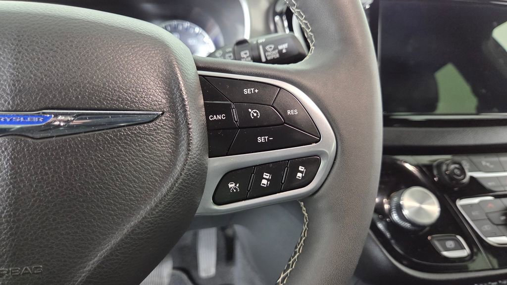 Used 2025 Chrysler Pacifica Select image 19