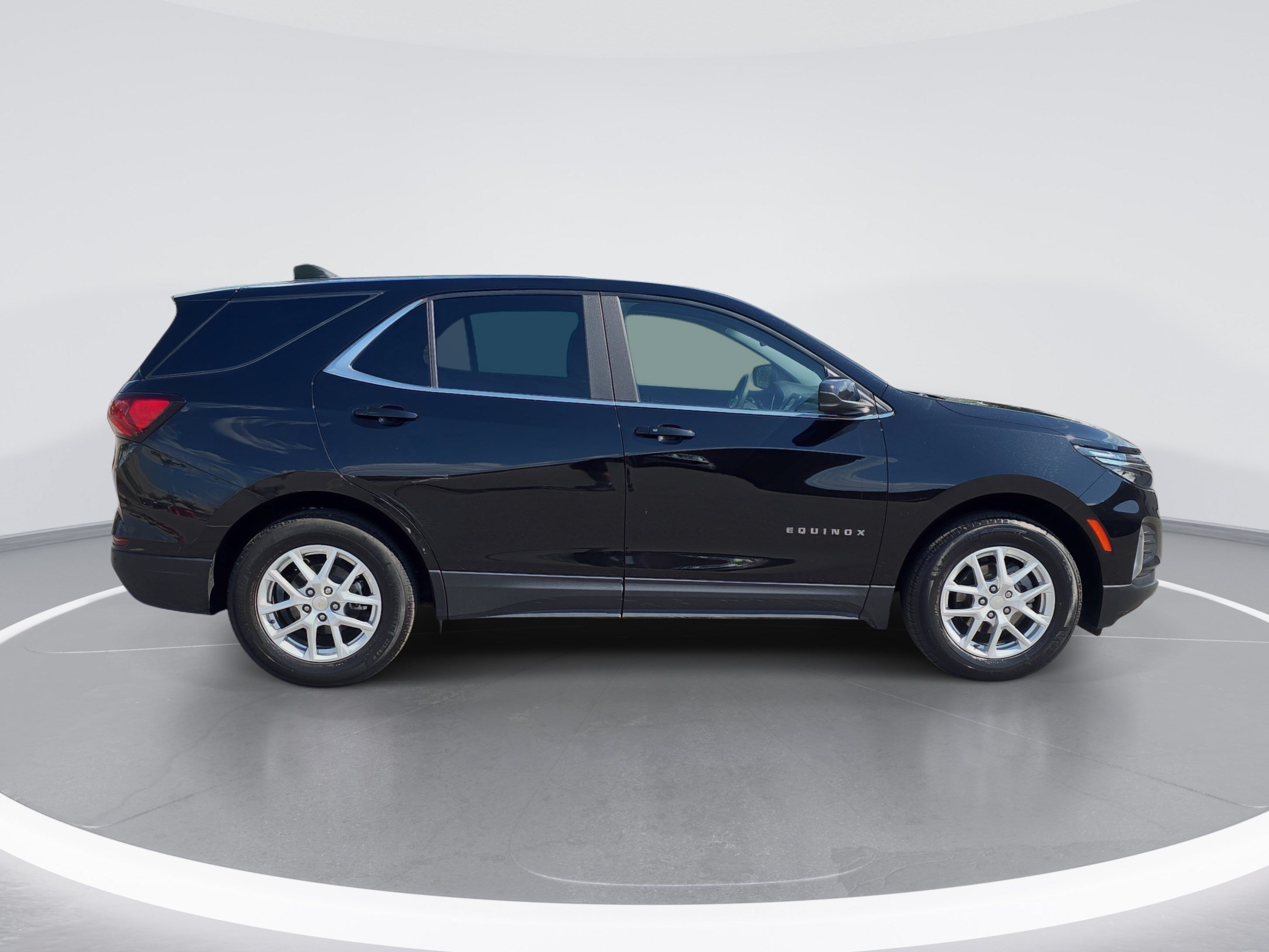 Used 2023 Chevrolet Equinox LT FWD image 2