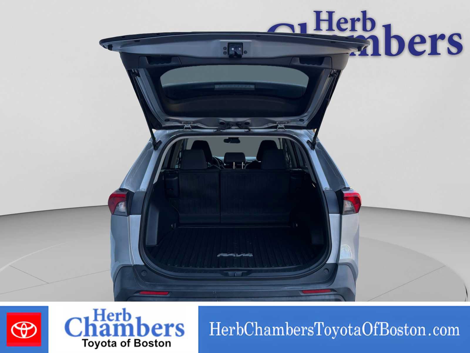 Used 2023 Toyota RAV4 LE AWD/4WD image 4