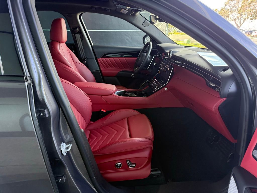 Used 2025 Maserati Grecale Folgore image 8