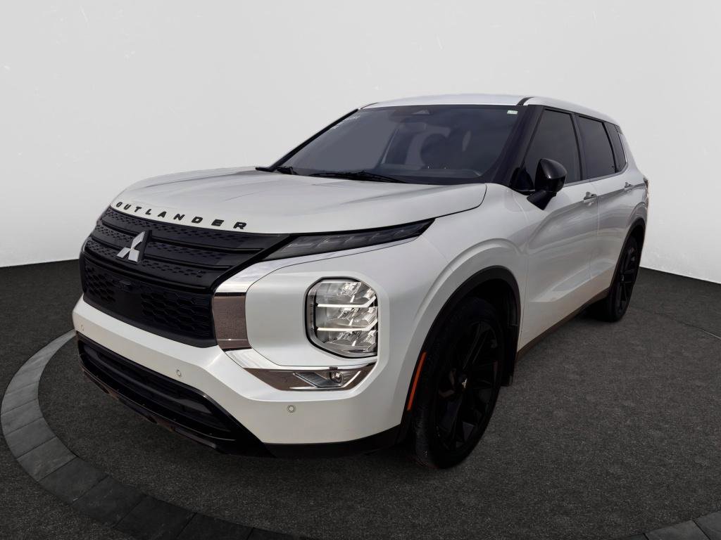 Used 2023 Mitsubishi Outlander SE Black Edition image 2