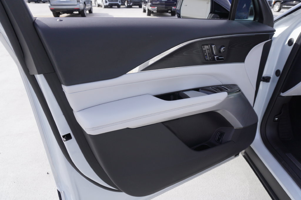 Used 2024 Cadillac Lyriq Luxury AWD/4WD image 15