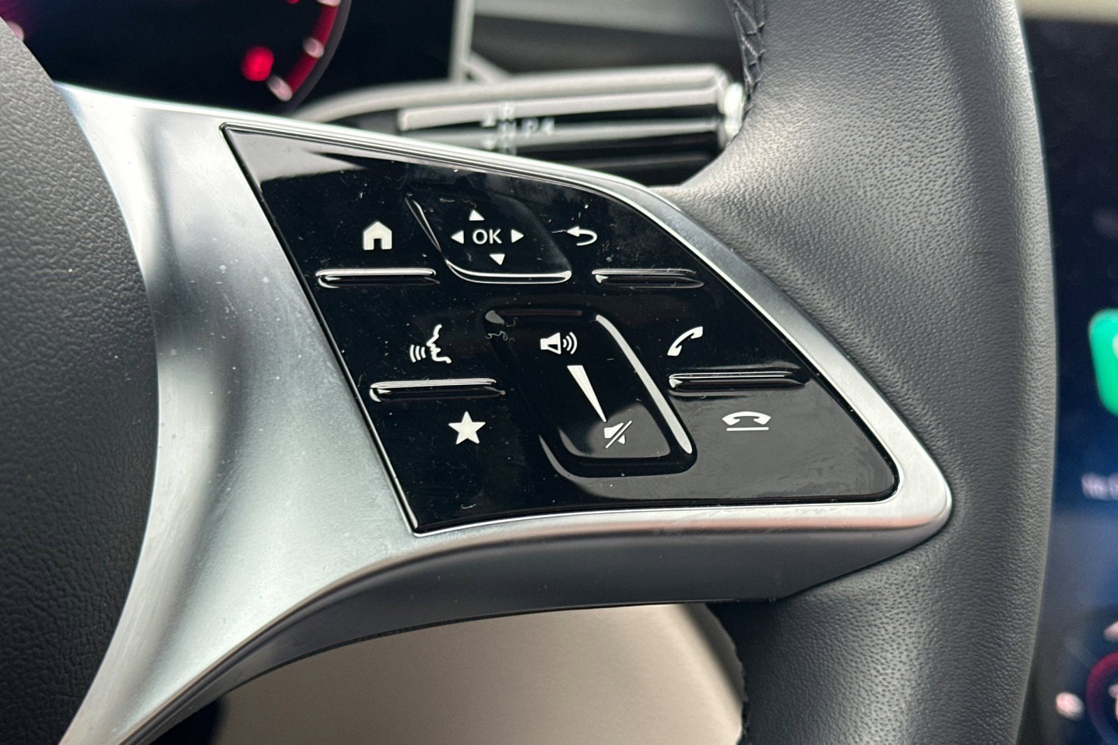 Used 2025 Mercedes-Benz GLC 300 4MATIC image 37