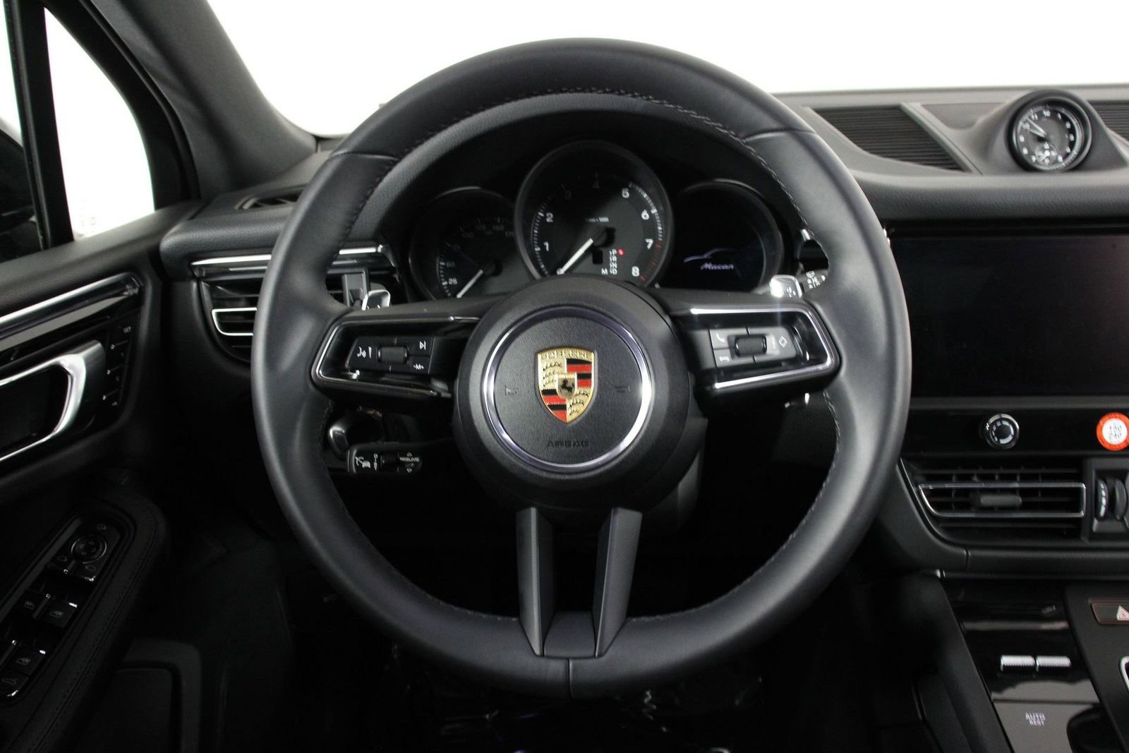Certified 2025 Porsche Macan image 12
