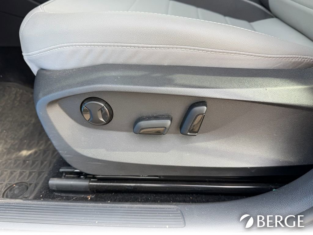 Used 2023 Volkswagen Taos SE w/ Panoramic Sunroof Package image 24