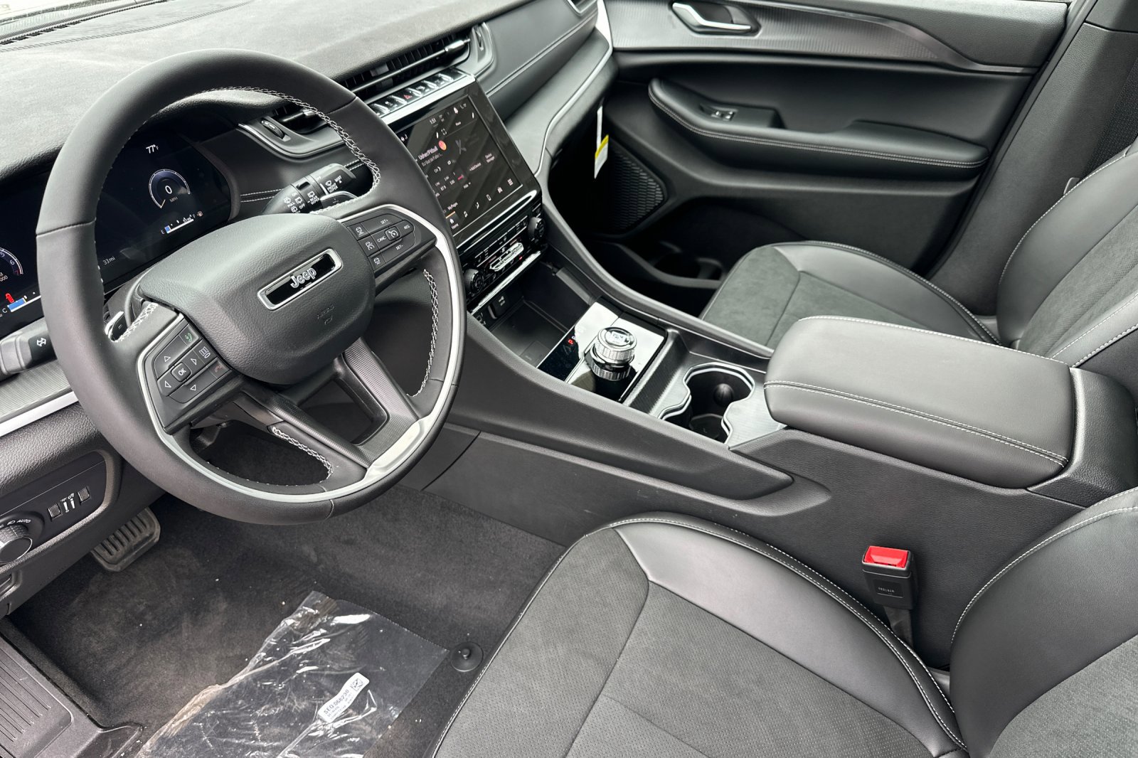 New 2025 Jeep Grand Cherokee L Altitude image 9