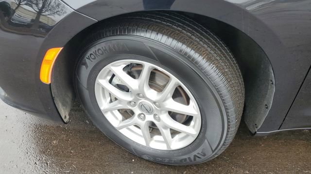 Certified 2024 Chrysler Pacifica Touring-L image 4