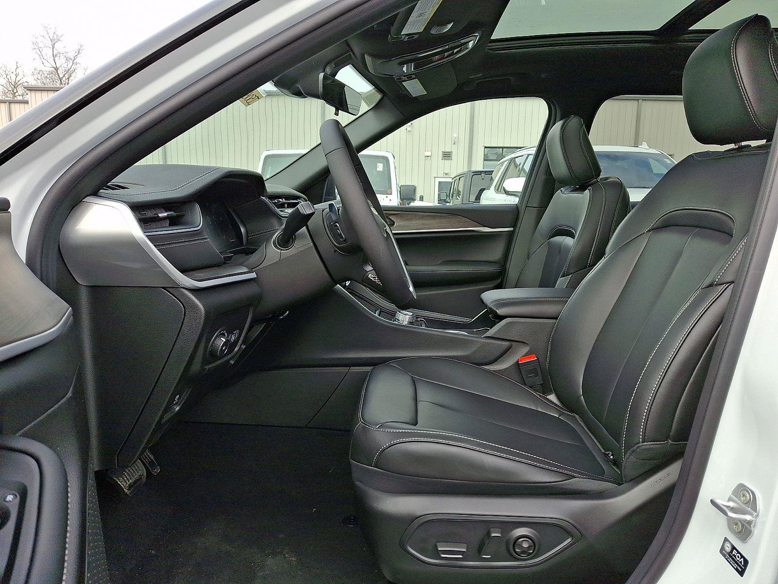 New 2025 Jeep Grand Cherokee L Limited image 9