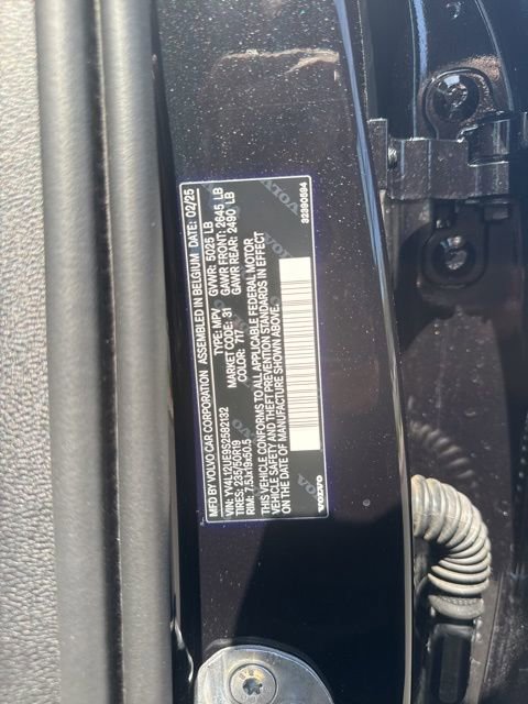 Certified 2025 Volvo XC40 B5 Plus AWD/4WD image 28