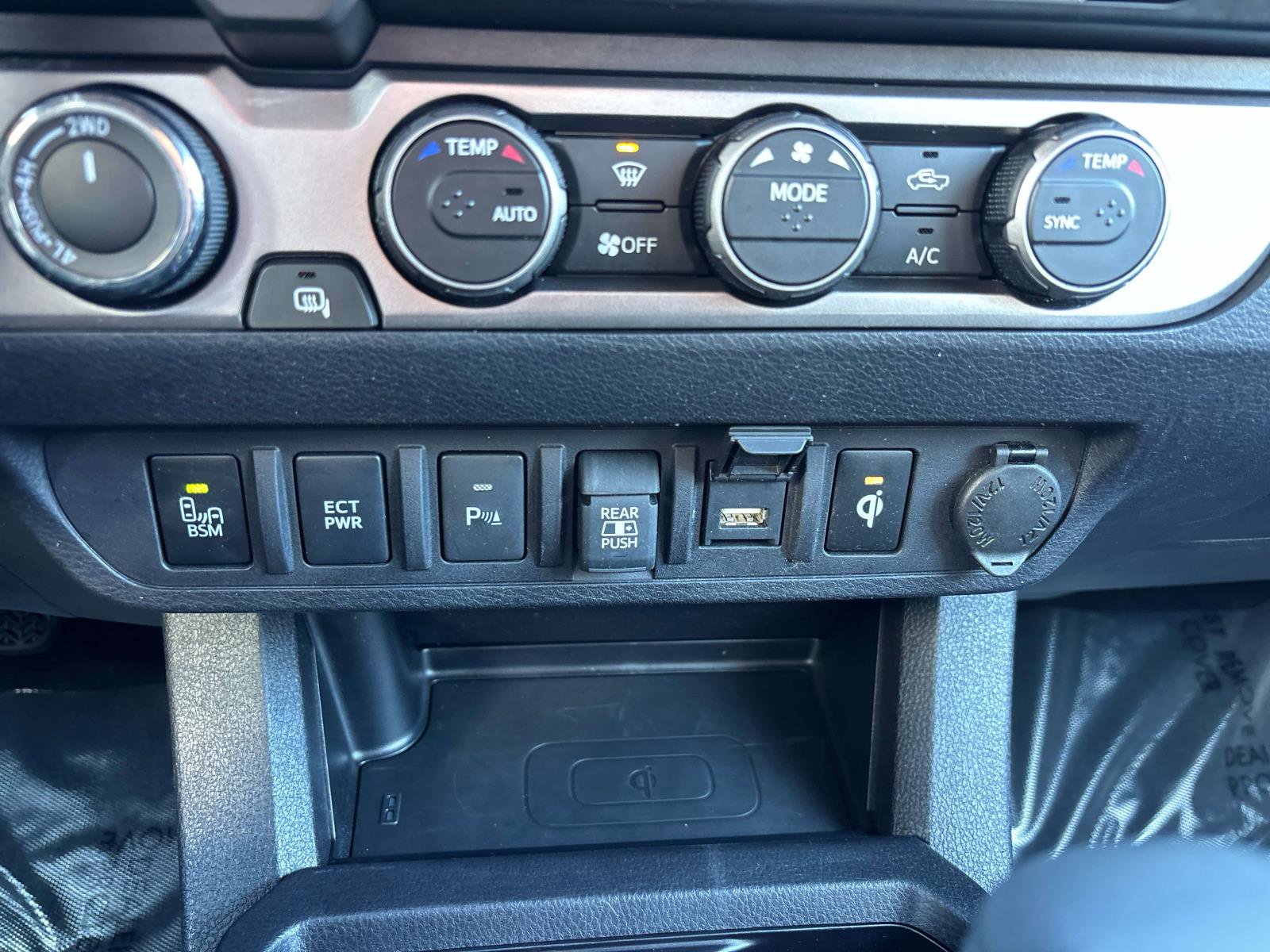 Used 2023 Toyota Tacoma Limited image 24