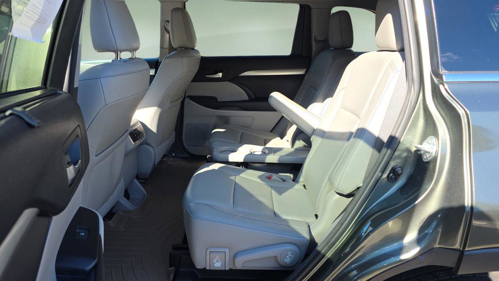 Used 2017 Toyota Highlander XLE w/ Carpet Mat Package AWD/4WD image 24