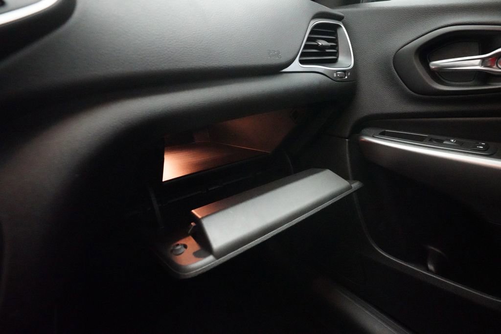 Used 2019 Jeep Cherokee Sport w/ Cold Weather Group image 29