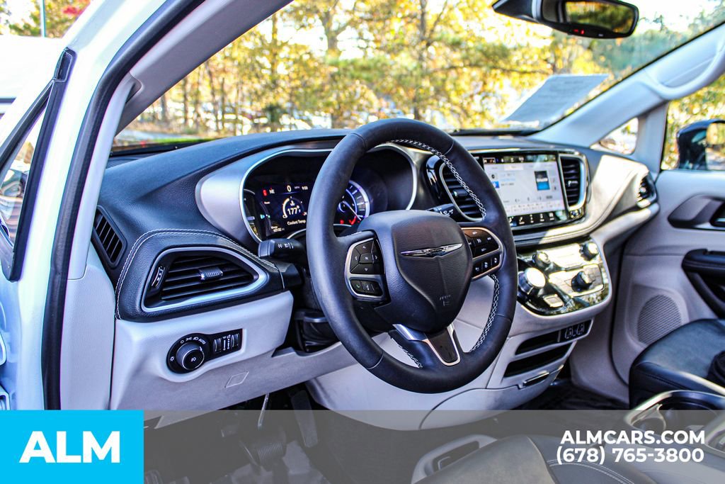 Used 2024 Chrysler Pacifica Select image 25