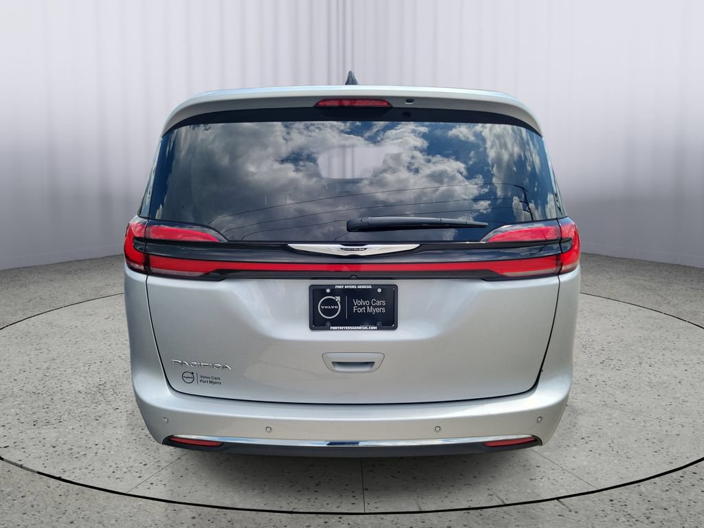 Used 2024 Chrysler Pacifica Touring-L FWD image 3