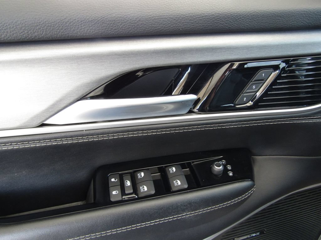 Used 2025 Jeep Wagoneer L Series II AWD/4WD image 27