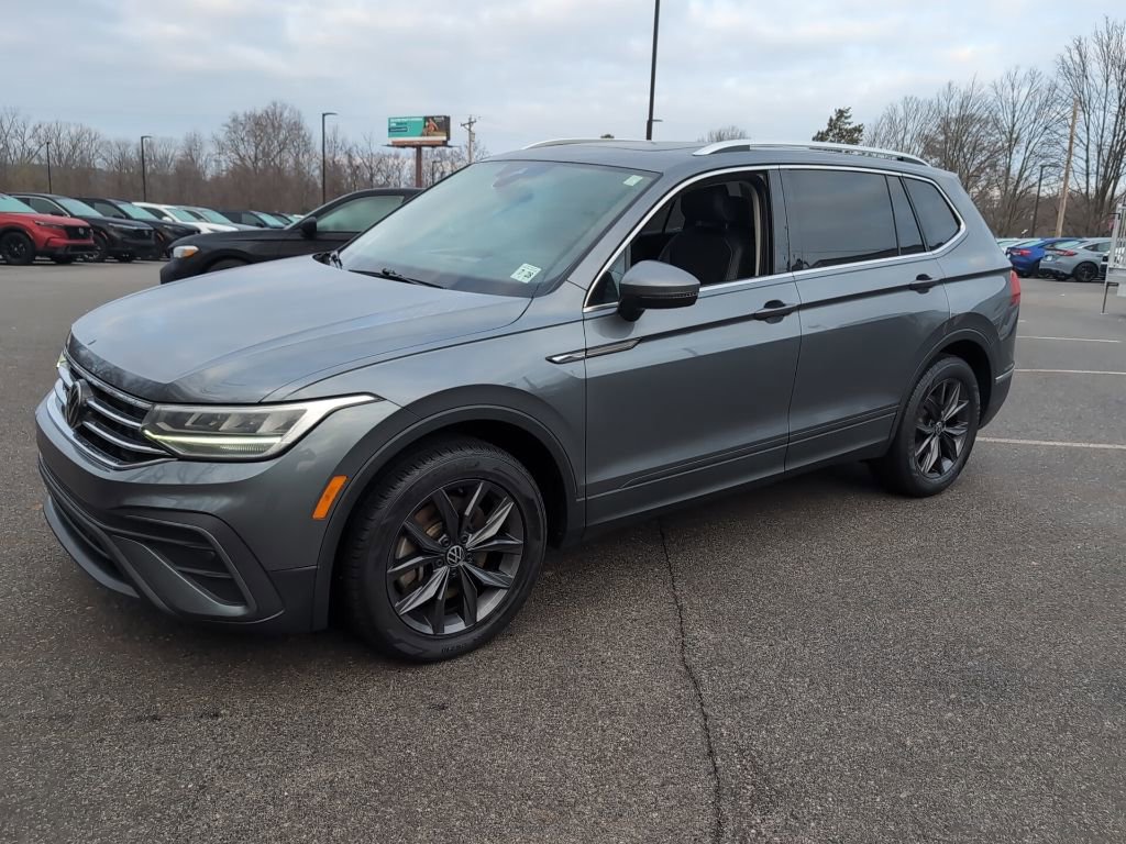 Used 2023 Volkswagen Tiguan SE w/ Panoramic Sunroof Package image 4