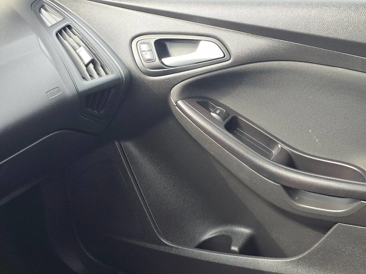 Used 2018 Ford Focus SE image 28