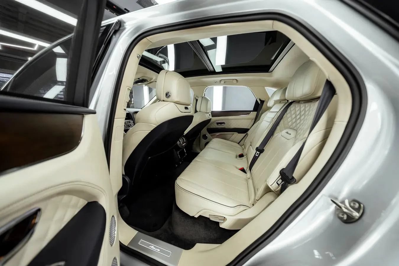 Used 2023 Bentley Bentayga AWD/4WD image 19