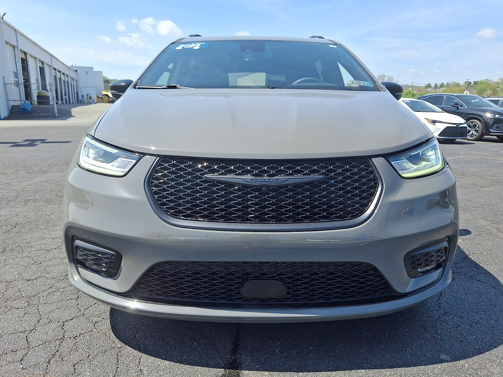 Used 2025 Chrysler Pacifica Limited FWD image 2