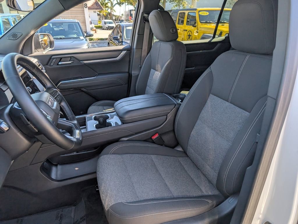 Used 2025 GMC Acadia Elevation image 11