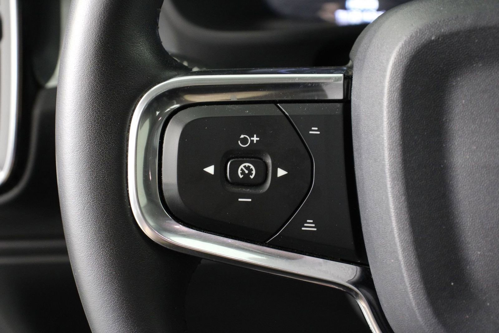 Used 2019 Volvo XC40 T5 Momentum image 10