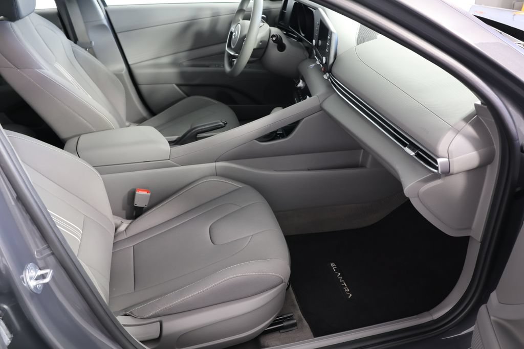 Used 2023 Hyundai Elantra SEL w/ Preferred Accessory Package FWD image 22