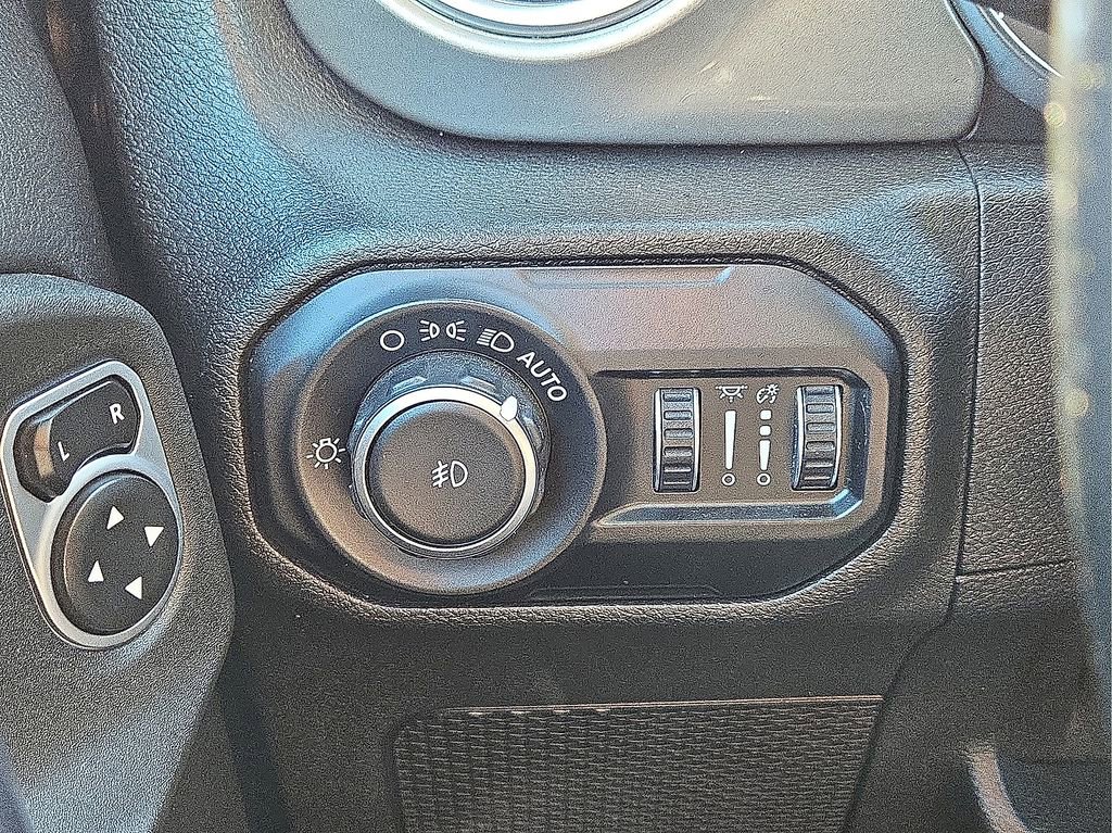 Used 2020 Jeep Wrangler Unlimited Sahara image 23