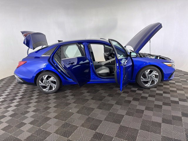 Certified 2025 Hyundai Elantra Limited FWD image 17