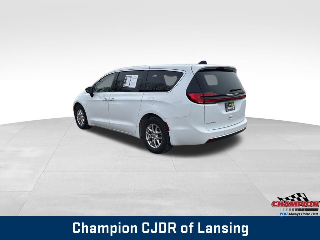 Used 2024 Chrysler Pacifica Touring-L image 3