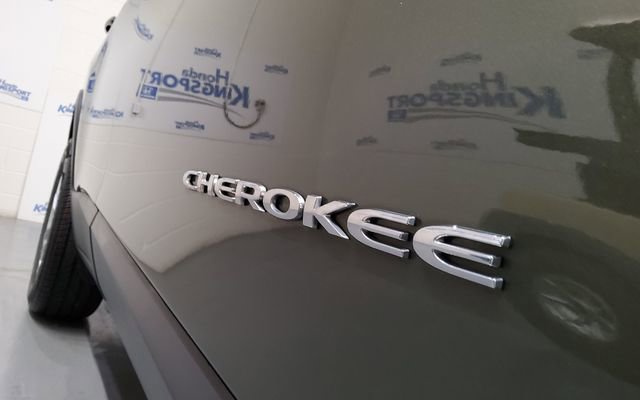 Used 2021 Jeep Cherokee Latitude AWD/4WD image 32