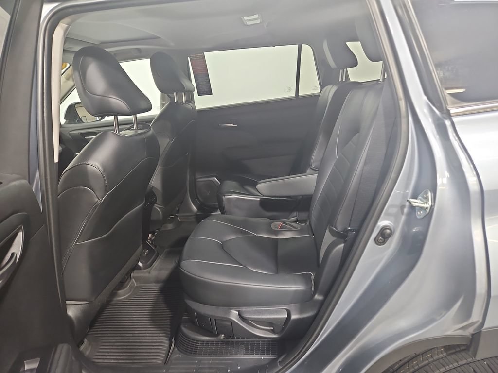 Used 2023 Toyota Highlander XLE AWD/4WD image 25