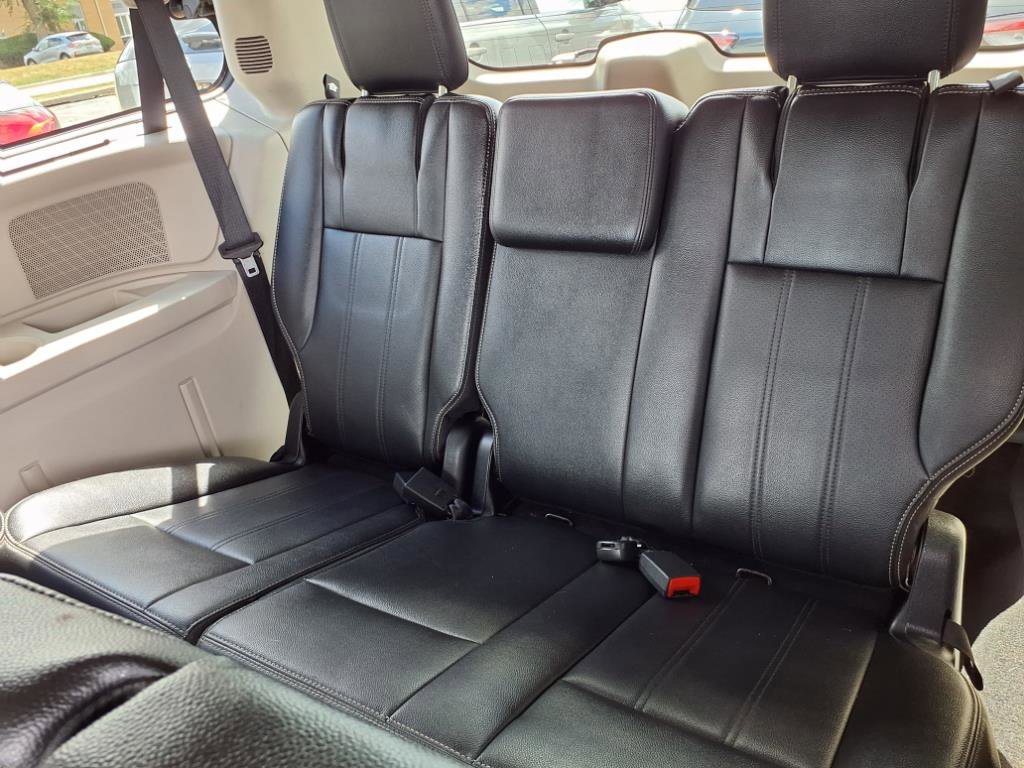 Used 2012 Chrysler Town & Country Touring-L w/ Driver Convenience Group image 8