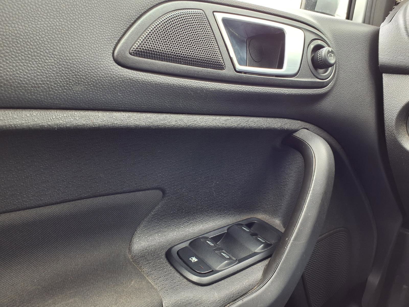 Used 2015 Ford Fiesta SE image 16