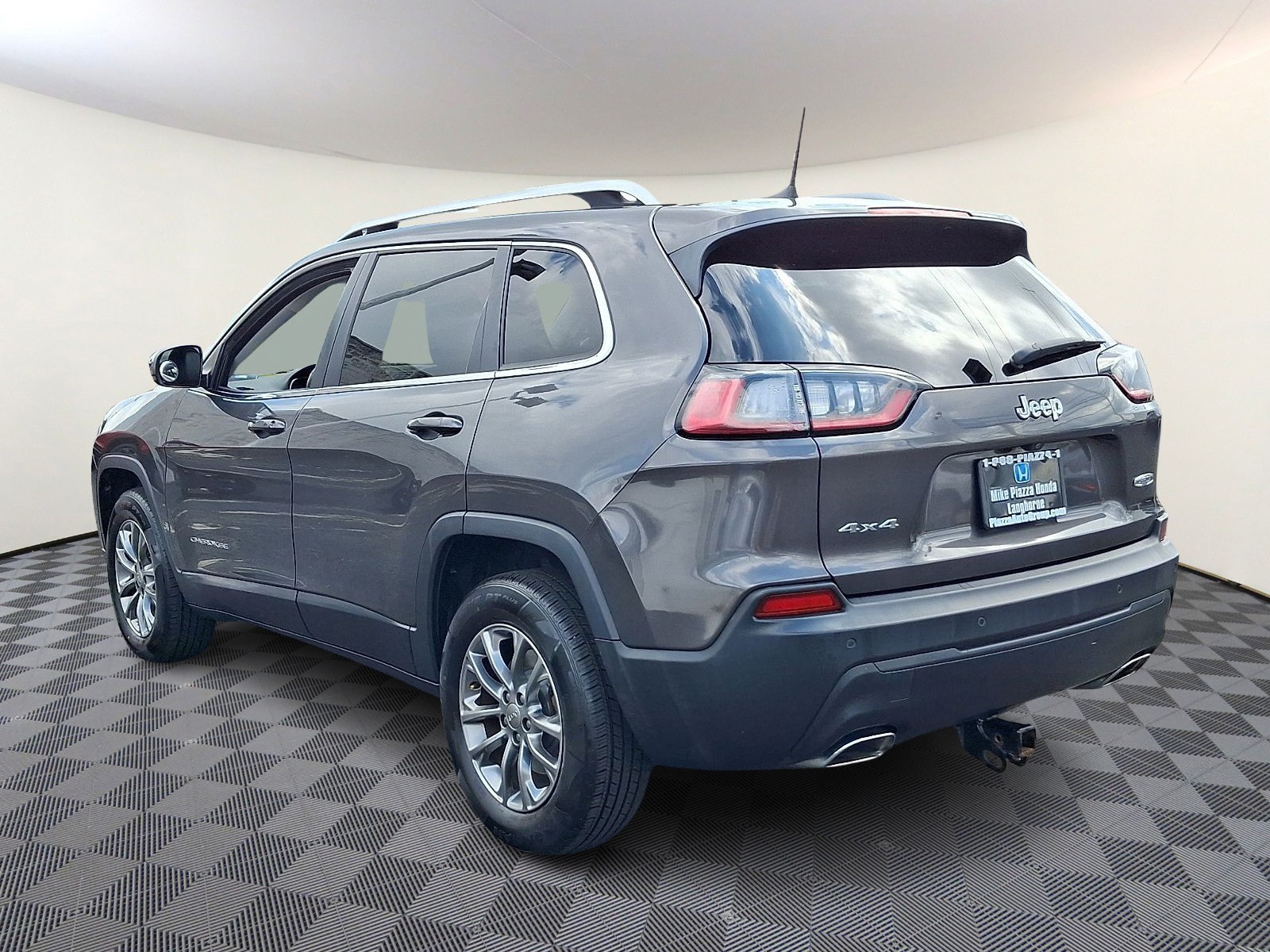 Used 2019 Jeep Cherokee Latitude Plus w/ Cold Weather Group AWD/4WD image 5