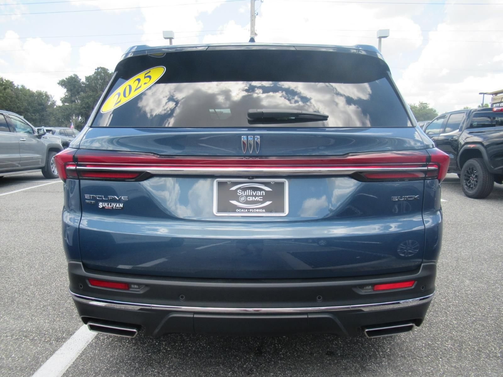 Used 2025 Buick Enclave Preferred AWD/4WD image 6