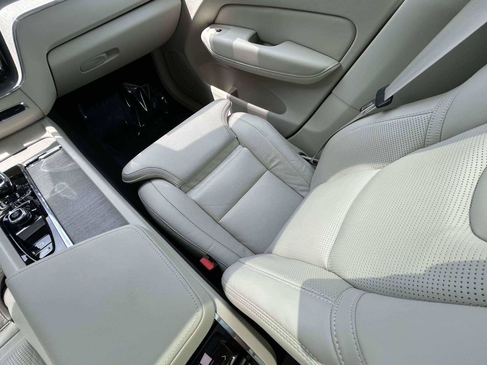 Certified 2025 Volvo XC60 B5 Ultra AWD/4WD image 14