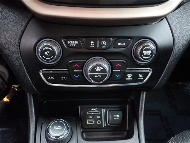 Used 2017 Jeep Cherokee Limited w/ Luxury Group AWD/4WD image 19