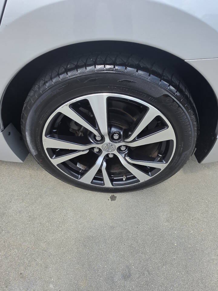 Used 2016 Nissan Maxima Platinum w/ Interior Lighting Package FWD image 11