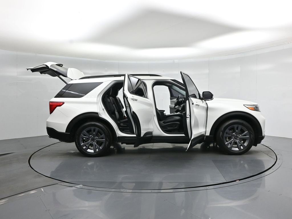 Used 2023 Ford Explorer XLT w/ Equipment Group 202A RWD image 4