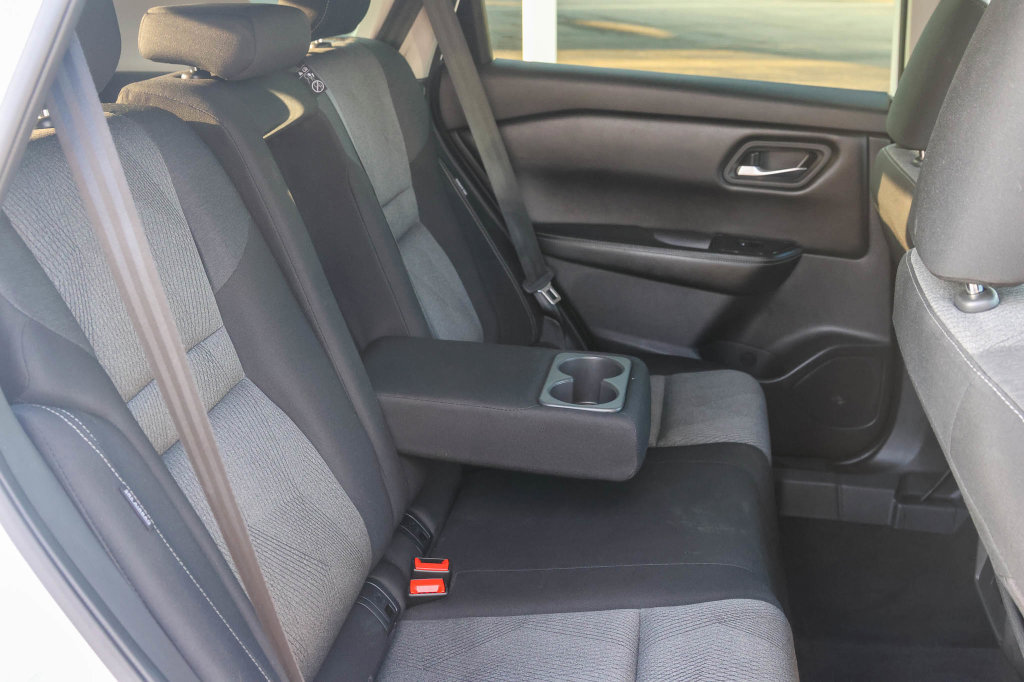 Used 2025 Nissan Rogue SV FWD image 17