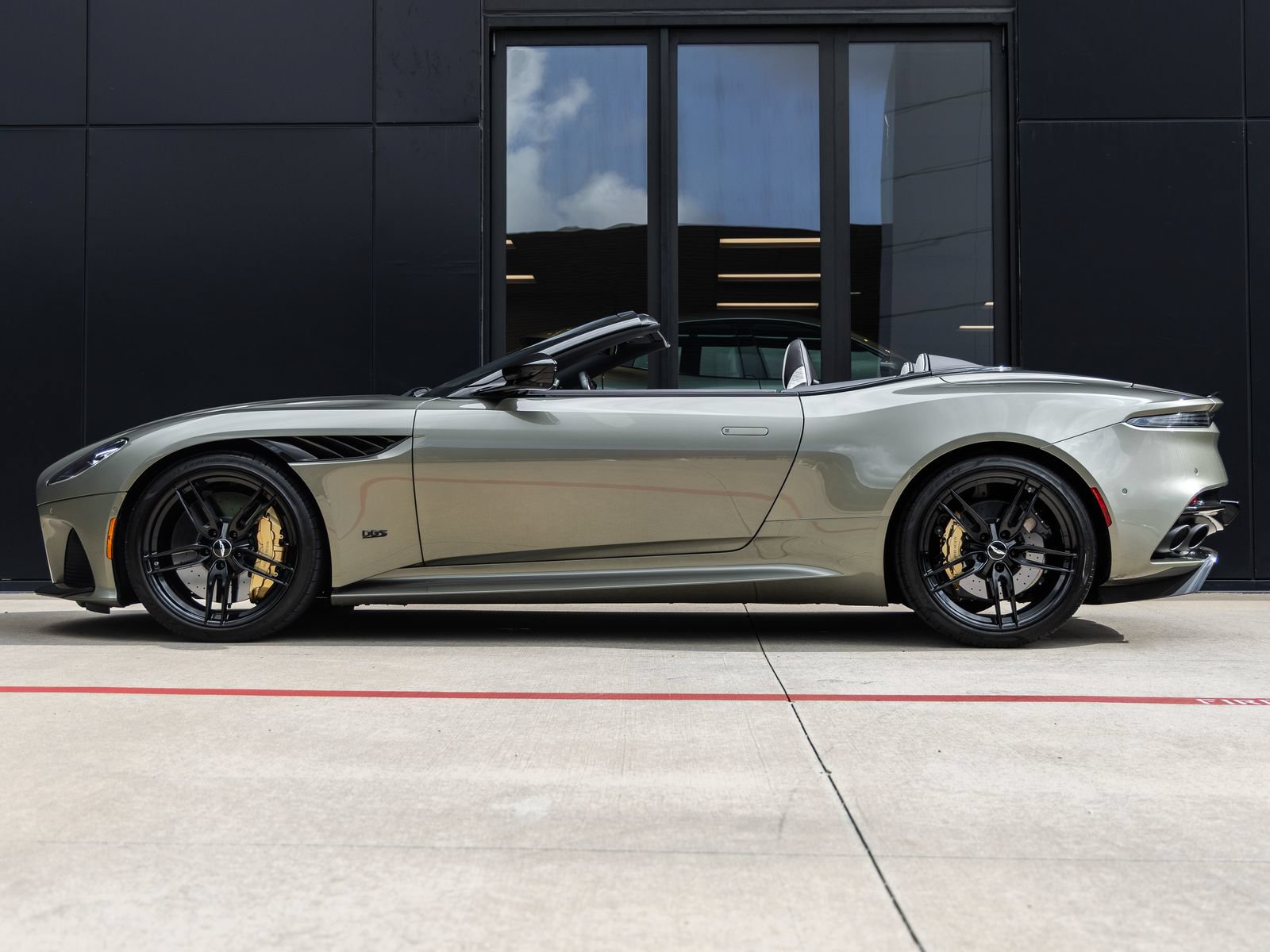 Used 2023 Aston Martin DBS Superleggera Volante RWD image 10