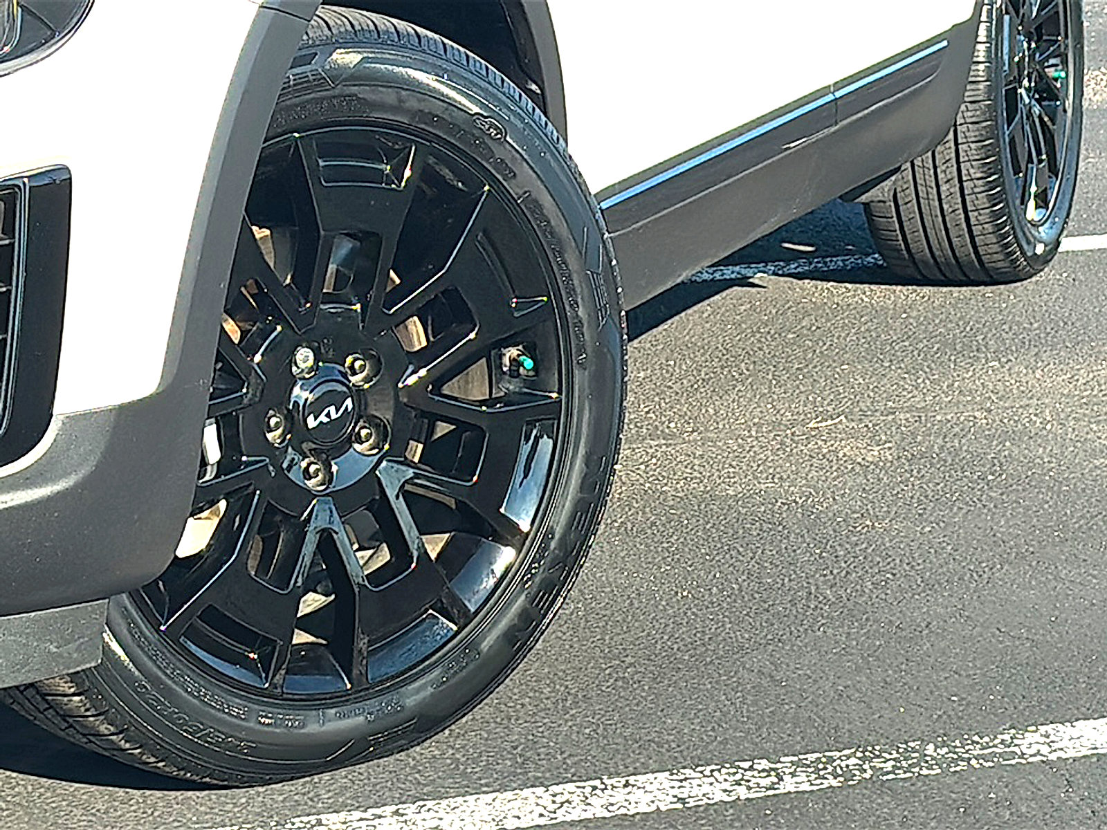 Used 2022 Kia Telluride SX w/ SX Prestige Package image 3