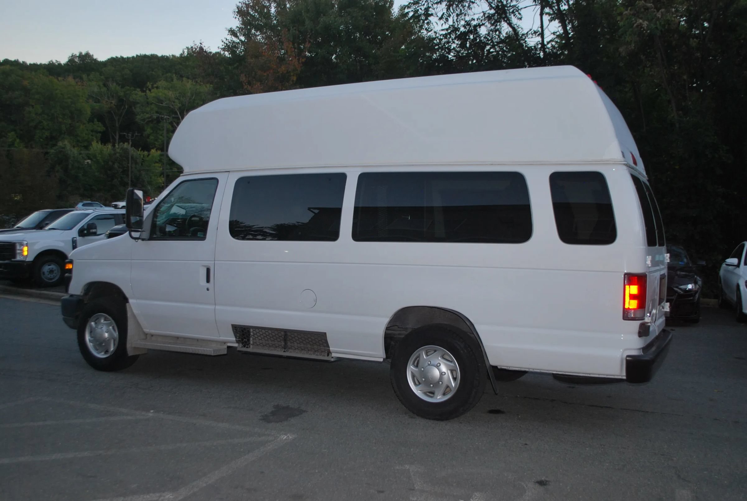 Used 2011 Ford E-350 and Econoline 350 Extended Super Duty RWD image 5