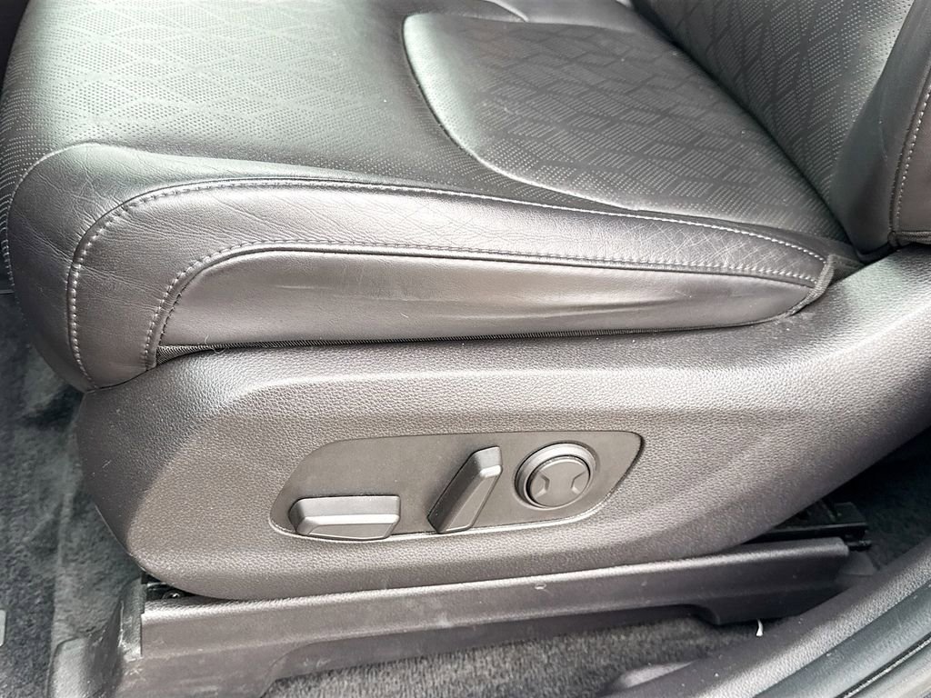 Used 2023 Kia Carnival LX image 24