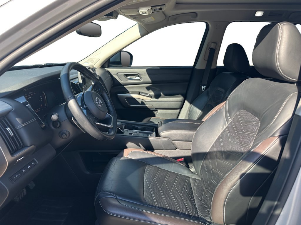 Used 2022 Nissan Pathfinder Platinum w/ Cargo Package FWD image 11