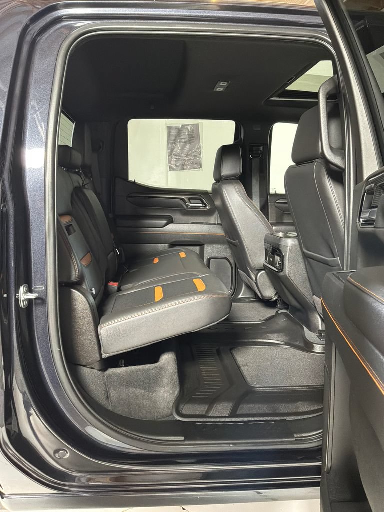 Used 2025 GMC Sierra 1500 AT4 w/ Technology Package AWD/4WD image 17