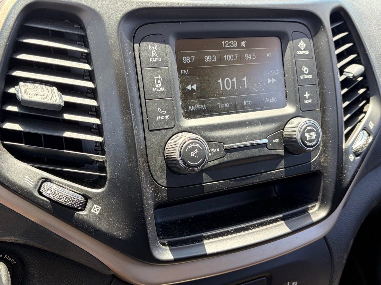 Used 2018 Jeep Cherokee Latitude w/ Altitude Package FWD image 10